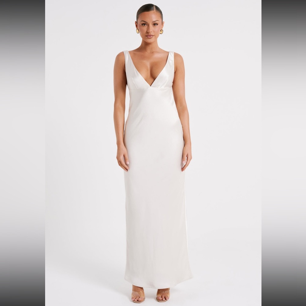 NWT Indy Open Back Maxi Dress - White
Size: XS
